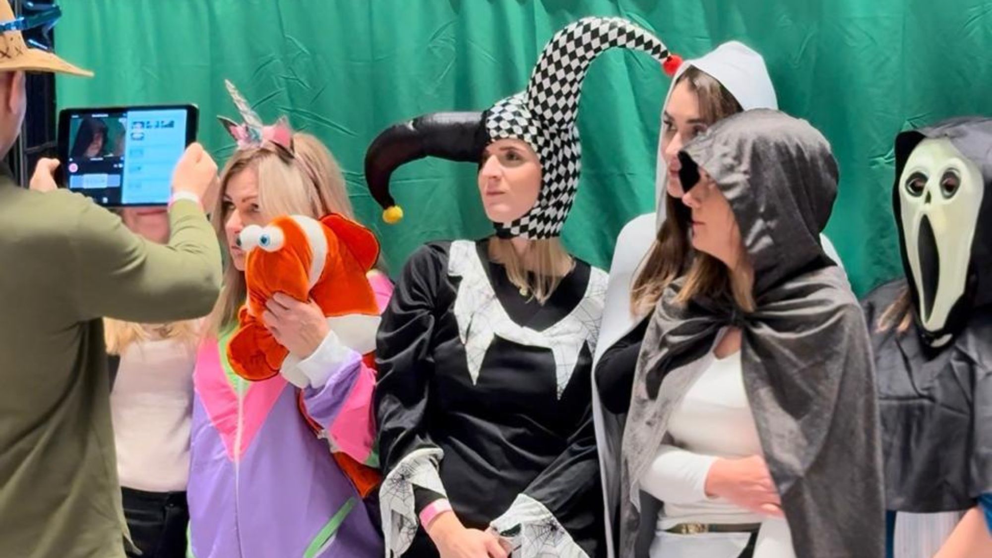 AI powered team building for internal communication large scale event